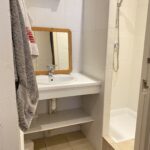 Student’s private bathroom with shower and washbasin in a central Lyon homestay.
