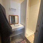 Private bathroom with shower and washbasin for an international student in a Lyon homestay.