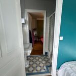 Bathroom with shower and sink adjoining a student bedroom in a host family home near Lyon.