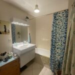 Clean and comfortable bathroom with bathtub in a Lyon host family apartment.